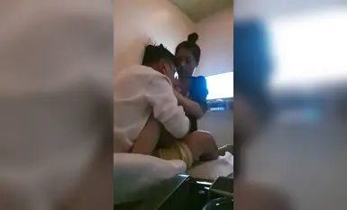 足疗店搞女技师，丸子头小姐姐，摸摸搞搞要拔裤子，足交打飞机，骑乘磨蹭扶着电视柜后入，隔壁在唱歌