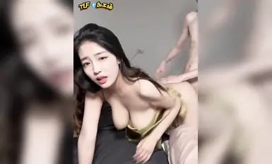 【網紅反差婊 泄密自拍】後入 兩眼迷離