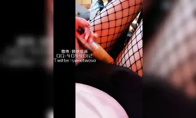 最新9月流出爆乳敏感體質尤物▌娜美妖姬▌KTV麥克風揉穴騷癢難耐陽具插入瞬間痙攣爆漿潮吹滿沙發淫液流