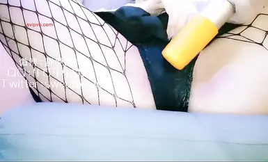 最新9月流出爆乳敏感體質尤物▌娜美妖姬▌KTV麥克風揉穴騷癢難耐陽具插入瞬間痙攣爆漿潮吹滿沙發淫液流