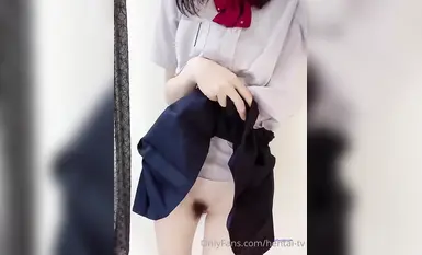 極品校花級嫩妹『Hentai-TV』被擒住雙腿 粉嫩白虎蜜穴被塞入肉棒，小巧的身材被各種姿勢抽插打樁 聲音動聽 上 (12)