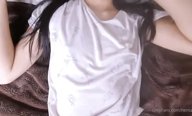 极品校花级嫩妹『Hentai-TV』被擒住双腿粉嫩白虎蜜穴被塞入肉棒，小巧的身材被各种姿势抽插打桩声音动听下(12)