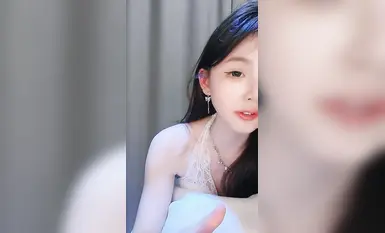 2025年3月最新，抖音网红女神下海【小馋猫】好美啊，绝对让你一眼爱上，真是个超级反差的极品尤物，嫩的很全脱(2)