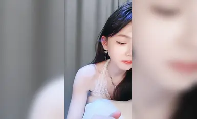 2025年3月最新，抖音网红女神下海【小馋猫】好美啊，绝对让你一眼爱上，真是个超级反差的极品尤物，嫩的很全脱(2)