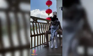 极品一线天粉穴绿帽情侣「创可贴贴」「太二先生」付费资源，【糖心VLOG】 旗袍江边漏出调教打炮险遭围观