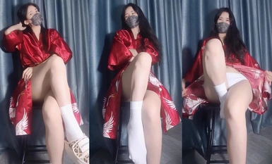 シシの母親は息子に、自分の前で自己防衛のためにスプレーをするように教える