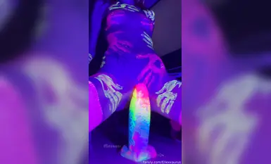 Ellexxaurus 紫外線和塗料讓人感覺很迷幻，我喜歡它，而且假陽具很大 我已經很久沒有這樣騎過了，我們還需要更多嗎？？