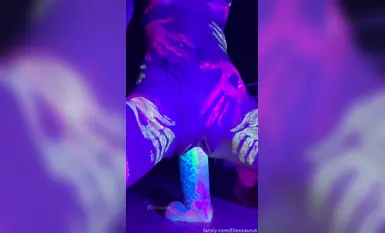 엘렉사우루스 UV 조명과 페인트가 매우 환각적인 느낌을 줍니다. 정말 좋아요. 그리고 딜도가 정말 커요. 이렇게 탄 지 오래 됐는데, 더 필요할까요? ?