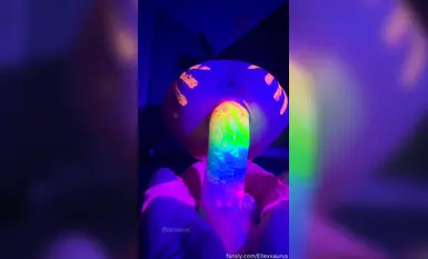 엘렉사우루스 UV 조명과 페인트가 매우 환각적인 느낌을 줍니다. 정말 좋아요. 그리고 딜도가 정말 커요. 이렇게 탄 지 오래 됐는데, 더 필요할까요? ?