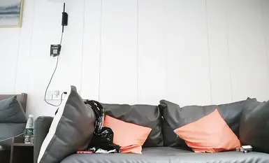 最高の周辺女神、ソファでいちゃつくのは粘着質で魅力的で誘惑的であり、それをするときそれは征服のようなもので、うめき声は心地よく酔わせる