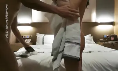 格子外套粉帽萌妹子，脱衣后极品，可以一字马，舔奶口交调情后入大力抽插猛操