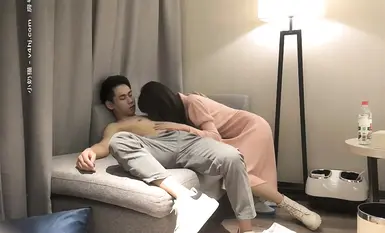 深夜場高顏值大長腿嗲嗲妹子，很溫柔會配合，口交舔弄上位騎乘側入抽插猛操