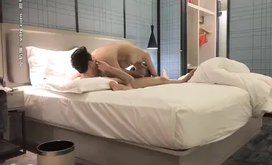 深夜場高顏值大長腿嗲嗲妹子，很溫柔會配合，口交舔弄上位騎乘側入抽插猛操