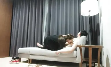 粉衣甜美系小妹，沙发上操，美女换上睡衣黑丝，大屁股骑乘站立后入。