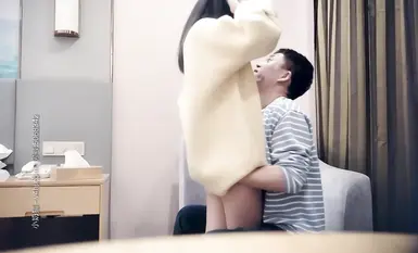 สาวน่ารักเย็ดกัน นั่งนิ่งๆ ยกก้น ถอดชุดชั้นใน สัมผัสจิ๋ม แล้วขี่แรงๆ ได้ไหม