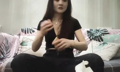 邊操邊說摻臟話的少婦，她比主播更會玩，抬起雙腿抽插，扶著屁股後入猛操