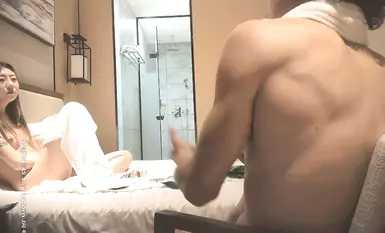 約了個黑衣妹子啪啪，染了金發更性感，再穿上黑絲撕襠抬腿側入猛操