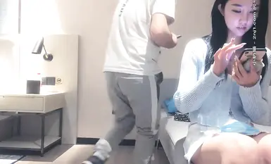 価値の高いエスコートガール、最高の美しさ、素敵なお尻と美しい胸、そして翡翠のような白い肌を持つ、ソファはセックスに最適です