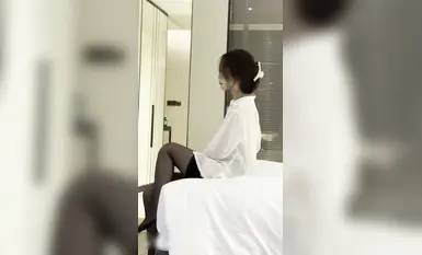 2025年3月最新流出【核彈】超頂級騷妻小少婦【00幼師icicis】多P調教露出，婚後備孕期間，老公每晚都來內射