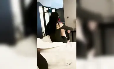 [ครูอนุบาลหลังปี 2000] "เธอเย็ดฉันแรงมากจนฉันไม่มีแรงเหลือแล้ว" เด็กสาวสองคนสวมถุงน่องสีดำและเป้าของพวกเธอก็หลั่งน้ำรักออกมาตลอดเวลา "มาเลย ยัดมันเข้าไปในช่องคลอดของฉัน" น้องสาวถามซ้ำแล้วซ้ำเล่า และเด็กสาวก็โยนตัวลงบนอวัยวะเพศของเขาโดย