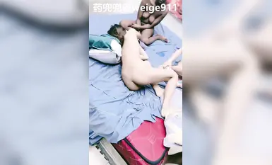 Dinala ng lalaki ang kanyang makatarungan at malambing na kasintahan na may salamin sa isang sex party_Walang awa siyang binugbog ng itim na lalaki_Sobrang pagkabalisa niya_Masyadong makapal ang titi_#Black-loving_#Lolita_#Group P_Bitch_#Slut