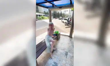 หญิงบริการทางเพศข้างถนนที่ผ่านการรับรอง [Tongtongguai] เผยตัวตนขณะสำเร็จความใคร่ต่อหน้าคนอื่นกลางแจ้ง โดยกระทำการอนาจารผ่านผ้าโปร่งใส