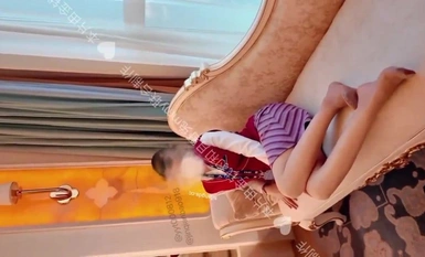 เจ้าพ่อทวิตเตอร์เป็นศิลปินจีบสาวที่เก่งกาจ นักฆ่าคนดังทางอินเทอร์เน็ตชาวคริปโตเนียน "เสือดาวทอง" มีสาวสวยชั้นยอดมากมายอยู่ใต้จู๋ใหญ่ของเขา และสาวโลลิที่เป็นพนักงานต้อนรับบนเครื่องบินที่เป็นหนังโป๊ทางอินเทอร์เน็ตก็กินพวกเขาจนหมด (2)