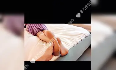 เจ้าพ่อทวิตเตอร์เป็นศิลปินจีบสาวที่เก่งกาจ นักฆ่าคนดังทางอินเทอร์เน็ตชาวคริปโตเนียน "เสือดาวทอง" มีสาวสวยชั้นยอดมากมายอยู่ใต้จู๋ใหญ่ของเขา และสาวโลลิที่เป็นพนักงานต้อนรับบนเครื่องบินที่เป็นหนังโป๊ทางอินเทอร์เน็ตก็กินพวกเขาจนหมด (2)