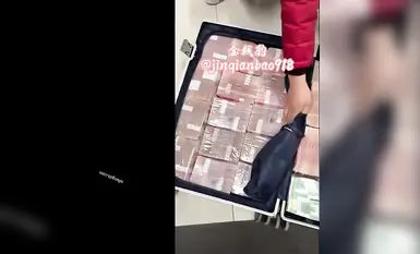 เจ้าพ่อทวิตเตอร์เป็นปรมาจารย์ในการจีบสาว นักฆ่าคนดังทางอินเทอร์เน็ตผู้ร่ำรวยด้วยทองคำคริปทอน "เสือดาวทอง" มีสาวสวยชั้นยอดมากมายอยู่ใต้จู๋ใหญ่ของเขา และสาวโลลิพนักงานต้อนรับบนเครื่องบินที่เป็นข่าวโด่งดังทางอินเทอร์เน็ตก็กินคนนอกทุกคน (4)