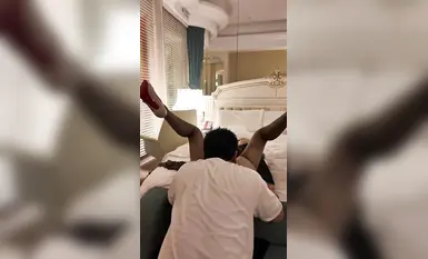 เจ้าพ่อทวิตเตอร์เป็นปรมาจารย์ในการจีบสาว นักฆ่าคนดังทางอินเทอร์เน็ตผู้ร่ำรวยด้วยทองคำคริปทอน "เสือดาวทอง" มีสาวสวยชั้นยอดมากมายอยู่ใต้จู๋ใหญ่ของเขา และสาวโลลิพนักงานต้อนรับบนเครื่องบินที่เป็นข่าวโด่งดังทางอินเทอร์เน็ตก็กินคนนอกทุกคน (5)