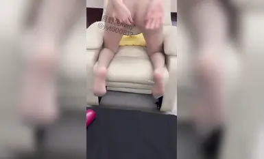 เจ้าพ่อทวิตเตอร์เป็นศิลปินจีบสาวที่เก่งกาจ นักฆ่าคนดังทางอินเทอร์เน็ตชาวคริปโตเนียน "เสือดาวทอง" มีสาวสวยชั้นยอดมากมายอยู่ใต้จู๋ใหญ่ของเขา และสาวโลลิที่เป็นพนักงานต้อนรับบนเครื่องบินที่เป็นหนังโป๊ทางอินเทอร์เน็ตก็กินพวกเขาจนหมด (8)