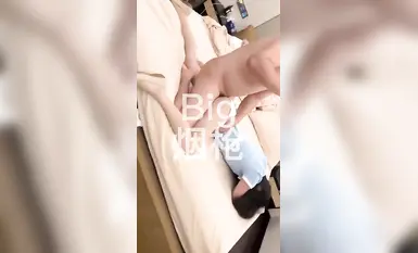 ปรมาจารย์การฝึกฝนวงกลมตัวอักษรด้านบน "Big Smoker" กักขังเด็กผู้หญิงหลายคนไว้และดูถูกและลงโทษพวกเธอในหลากหลายวิธี ซึ่งเป็นเรื่องที่น่าตื่นเต้นมาก! เหล่าเทพธิดาจะเรียงแถวกันเพื่อเป็นทาสทางเพศและเล่นกับพวกเธอตามต้องการ (2)