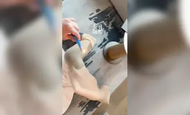 ปรมาจารย์การฝึกฝนวงกลมตัวอักษรด้านบน "Big Smoker" กักขังเด็กผู้หญิงหลายคนไว้และดูถูกและลงโทษพวกเธอในหลากหลายวิธี ซึ่งเป็นเรื่องที่น่าตื่นเต้นมาก! เหล่าเทพธิดาจะเรียงแถวกันเพื่อเป็นทาสทางเพศและเล่นกับพวกเธอตามต้องการ (3)