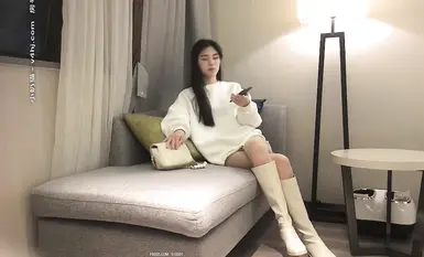 王祖仙のように、色白で美しい顔と長い脚を持ち、遊びや戯れが上手で、ソファの上で美しい女性とセックスする高級な周辺の女神