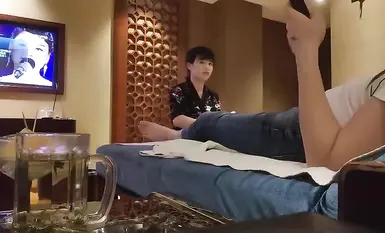 全程拍攝牛仔褲吊帶妹子帶回房間啪啪，她這種人見男人多，處變不驚，翹屁股摸逼舔屌猛操