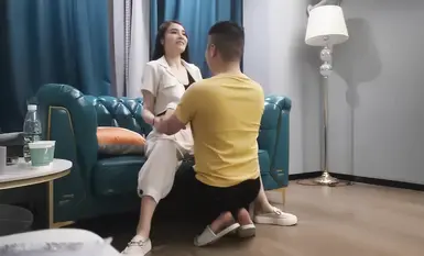 สาวขายาวข้างนอกนั้นขี้อ้อนมาก และเจ้าชู้ในชุดพยาบาลสุดเซ็กซี่ หญิงสาวจับตัวเองและบิดก้นของเธอ เธอขี่และตีด้วยก้นใหญ่ของเธอในถุงน่องสีดำ