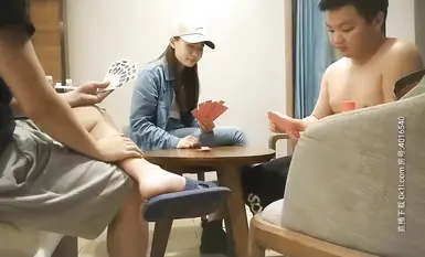 Cô ấy cũng thích chơi như thế này, rồi rủ dân làng chơi bài rồi quan hệ, oral sex, liếm, địt và cưỡi trên giường