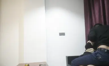 攻略女技師，先到店裡約按摩，完了後約到酒店操逼，雙腿肩上扛爆操，扶著大屁股後入。