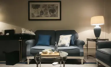 溫柔的姐姐，長腿包臀裙坐在身上調調情，舔屌口交翹起屁股後入抽插猛操。