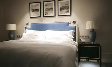 溫柔的姐姐，長腿包臀裙坐在身上調調情，舔屌口交翹起屁股後入抽插猛操。