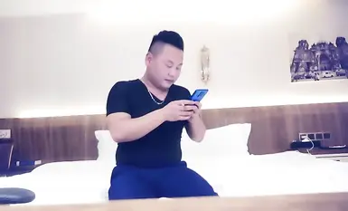 Seksi na dalagang nakasuot ng maikling palda, gustong-gusto ng mga lalaki ang ganitong uri, naghahalikan ng dila at nanliligaw, nag-e-enjoy sa oral sex sa harap ng camera, nakasakay sa malaking asno at naglalambing