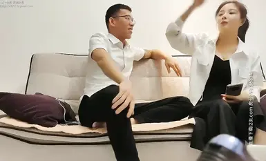 約了個白衣馬尾大奶少婦，少婦特點是會玩敢玩，沙發上操口交上位騎乘後人猛操呻吟