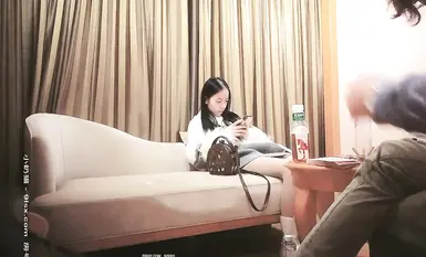 Ang pakikipag-date sa isang batang babae ay talagang napakahusay sa paglalaro. Ang bata at malambot na katawan ay marahas na winasak ng matandang lalaki ni Fengyue