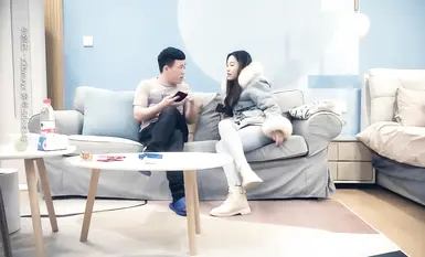 価値の高い女の子、Douyinインターネットセレブの美女と約束して、ソファで後ろからファックして、絶頂して叫ぶ