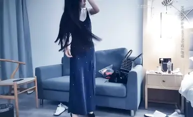 ロングスカートと長い脚を持つ若い女性、あなたが幸せかどうか尋ねるだけです、セクシーなエロい衣装と黒いストッキングを着たスリムな体型、オーラルセックス、抱き合って激しくファック、うめき声と喘ぎ声