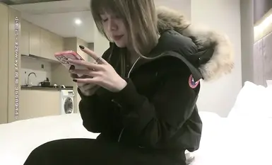 黒いコートを着た巨乳の美女。服を脱いだら負け。黒の網タイツをクローズアップして、指で素早くオマンコを弄り、後ろから激しくファック