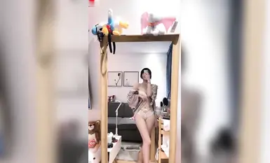 【重磅推荐极品女神下海做黄播】私密视频流出，干净肥穴好想舔