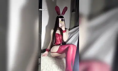 天生萝莉体，超级网红嫩妹【糕糕】飞机福利视图集，无毛嫩鲍，裸舞自慰露出，纯纯小母狗(6)