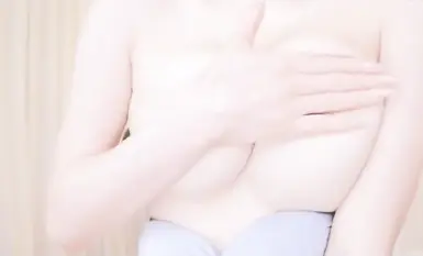 慢慢地脫下她的護士制服，玩弄著完美的巨大胸部