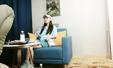 シェン氏は今夜、大勢の女の子と会ってみました。帽子をかぶって脚の長い女の子が叫んだ。彼はその少女が偽物だと思い、彼女を解放した。